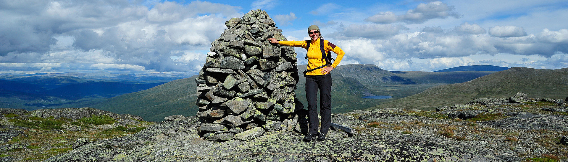 Wanderer am Steinhaufen in Jotunheimen in Norwegen