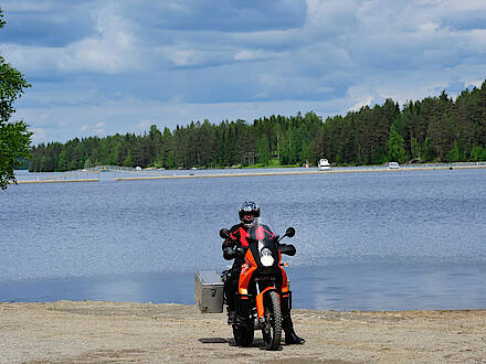 KTM 990 Adventure vor einem See in Finnland