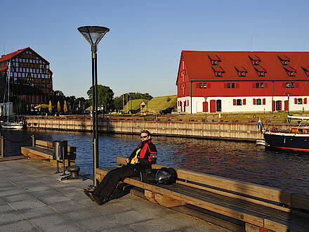 Frau in Motorradkleidung in Klaipeda am Hafen in Litauen