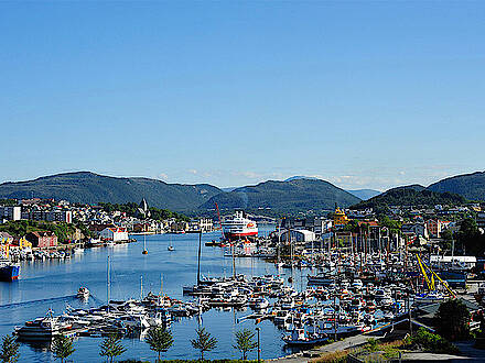 Blick auf den Hafen von Kristiansund in Norwegen mit Hurtigruten Schiff