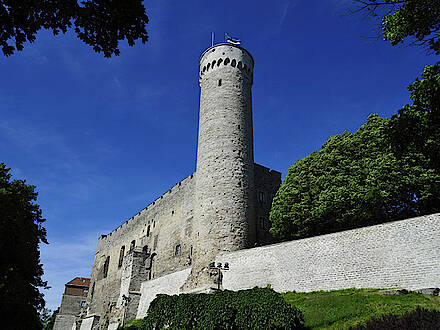 Stadtmauer von Tallinn mit Wachturm im Baltikum in Estland