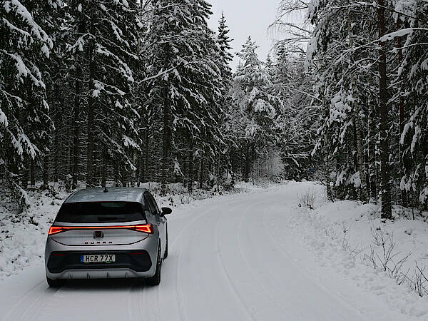 Ein E-Auto in Småland im schneereichen Winter