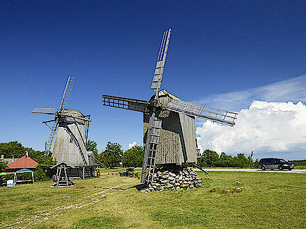Windmühlen aus Holz auf der Insel Saarema im Baltikum