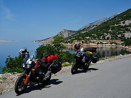 Moto Guzzi Stelvio und BMW R1200GS auf Küstenstraße in Kroatien