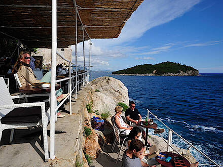 Blick aufs Wasser von kleiner Terrasse in der Altstadt von Dubrovnik in Kroatien