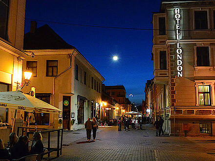Kleine Straße in Tartu bei Nacht im Baltikum