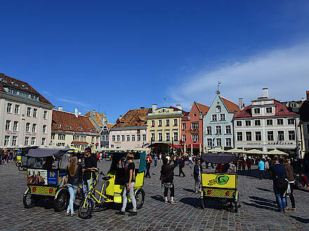 Blick auf den Marktplatz in Tallinn mit Rikscha in Estland im Baltikum
