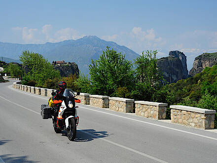 KTM 990 Adventure vor den Meteoraklöstern in Griechenland