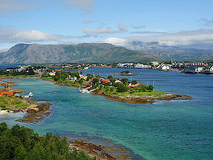 Blick über Inseln und Meer auf Berge an der Küstenstraße in Norwegen