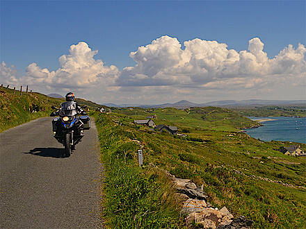 Motorrad von Feelgood Reisen fährt entlang der Küste im Westen von Irland