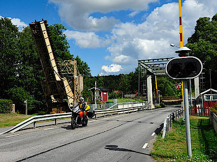 KTM 1190 Adventure auf einer Brücke in Schweden