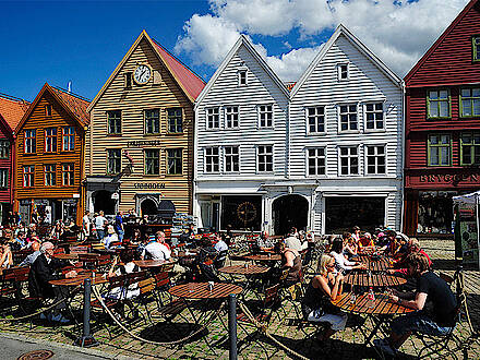 Cafes mit bunten Holzhäusern in Bergen in Norwegen