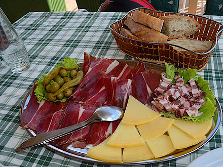 Käse- und Wurstplatte in Kroatien