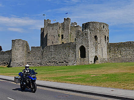 Motorrad von Feelgood Reisen fährt vor Trim Castle in Irland