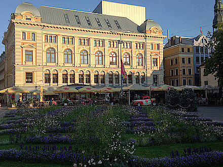 Garten und altes Herrenhaus in Riga in Lettland