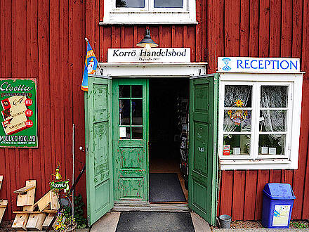 Rotes Holzhaus mit grüner Tür in Schweden