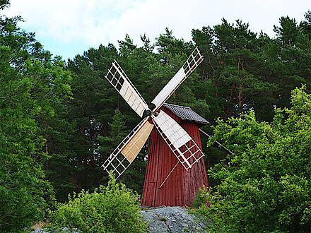 Eine Windmühle im Freilichtmuseum auf den Åland-Inseln