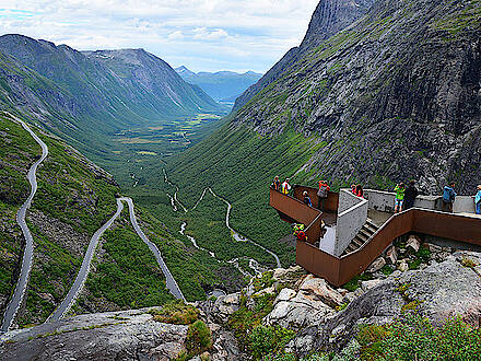 Aussichtspunkt auf die Serpentinen am Trollstigen in Norwegen