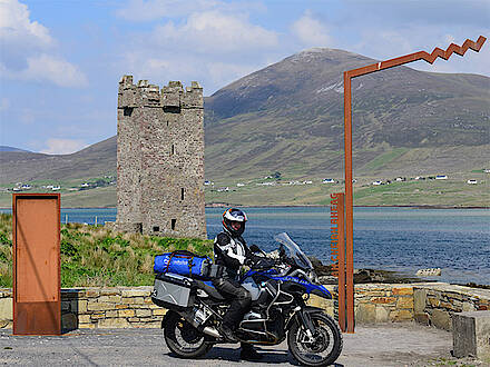 Feelgood Reisen Motorrad auf dem Wild Atlantic Way am Achil Sound in Irland