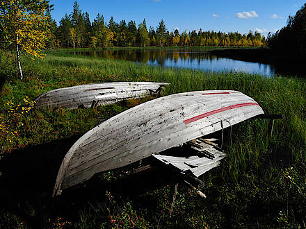 Holzboote an einem See in Karelien in Finnland