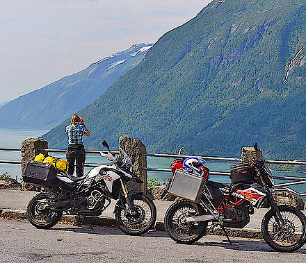 Motorräder in Fjærland am Fjord in Norwegen
