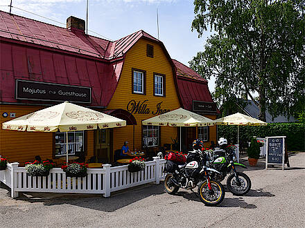 Kaffeepause auf der Motorradtour über die Insel Saarema in Estland