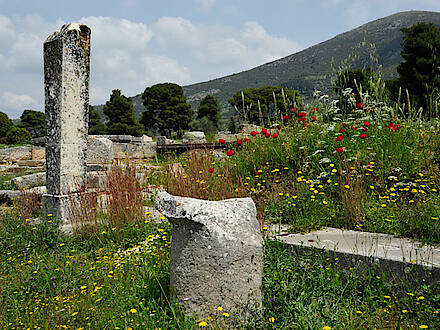 Berge und Ruinen bei Epidaurus in Griechenland