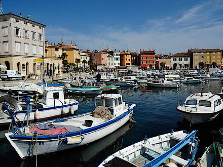Blick auf den Hafen von Rovinj mit vielen Booten in Kroatien
