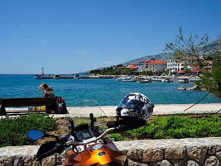 Moto Guzzi Stelvio auf Küstenstraße 8 in Kroatien mit Blick aufs Wasser