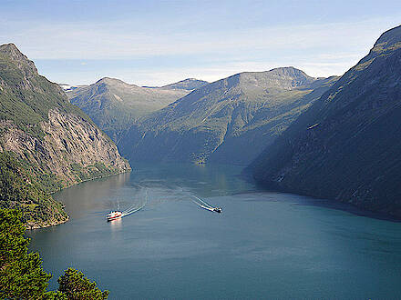 Blick in den Geirangerfjord in Norwegen mit zwei Schiffen