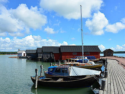 Boote und Bootsschuppen im Hafen von Mariehamn