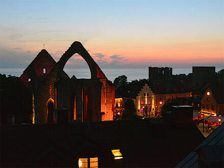 Die mittelalterliche Stadt Visby vor Abendhimmel