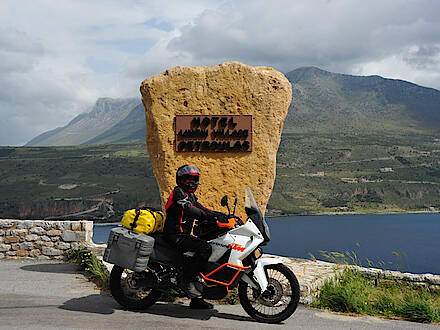 KTM 990 Adventure vor Hotel in Griechenland