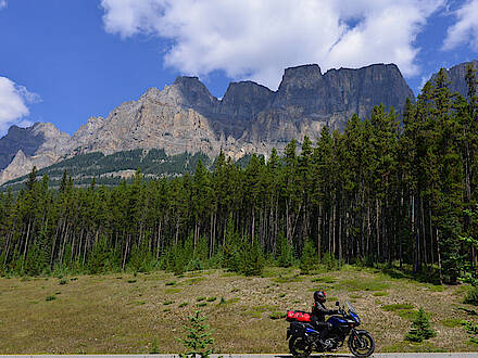 Suzuki V-Strom vor Bergkette im Boa Valley Park in Kanada