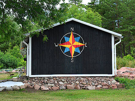 Ein gemalter Kompass in den Farben der Åland-Inseln