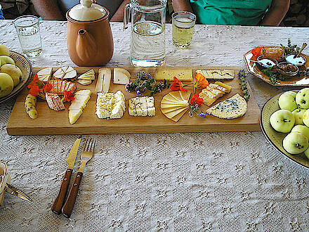 Käseplatte bei einer Käseverkostung in Litauen