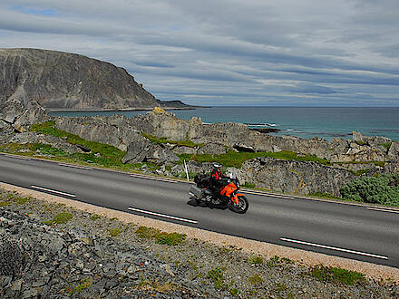 Motorrad auf Landstraße vor Bergen an der Barentssee
