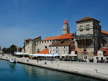 Blick auf Altstadt von Trogir in Kroatien