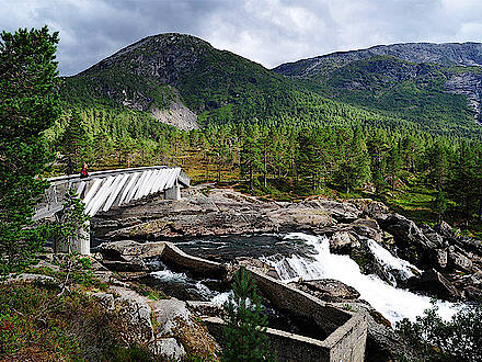 Brücke über einen Fluss im Gaularfjell in Norwegen