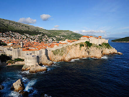 Blick übers Wasser auf die Altstadt von Dubrovnik in Kroatien