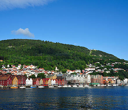 Blick auf den Hafen mit Holzhäusern in Bergen