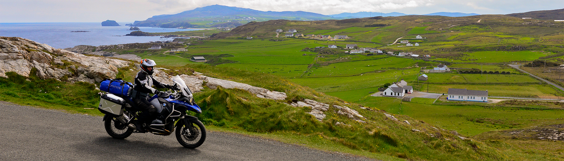 Am Malin Head, der nördlichsten Spitze von Irland mit dem Motorrad. Hier beginnt der Wild Atlantic Way
