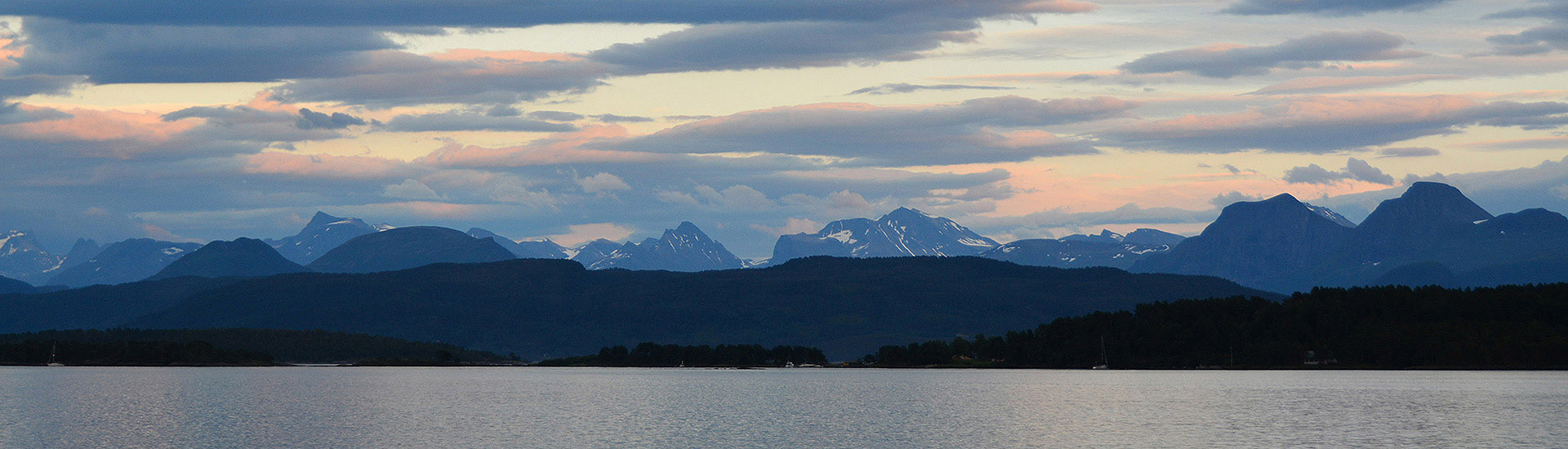 Abenddämmerung am Romsdalsfjord in Norwegen