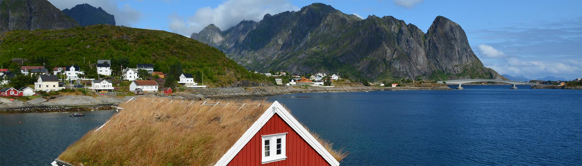 Blick über den Fjord auf das Dorf Reine auf den Lofoten, Norwegen