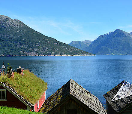 Holzhäuser am Fjord in Norwegen