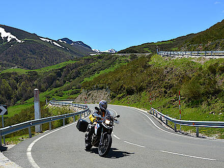 BMW F800 GS auf kurviger Landstraße in den Picos de Europa in Spanien