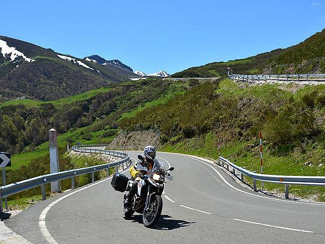 BMW F800 GS auf kurviger Landstraße in den Picos de Europa in Spanien