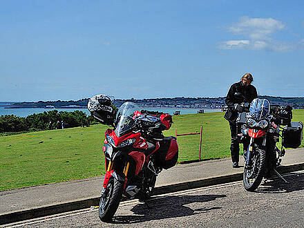 Ducati Multistrada und Triumph Tiger in Weymouth an der Küste in England