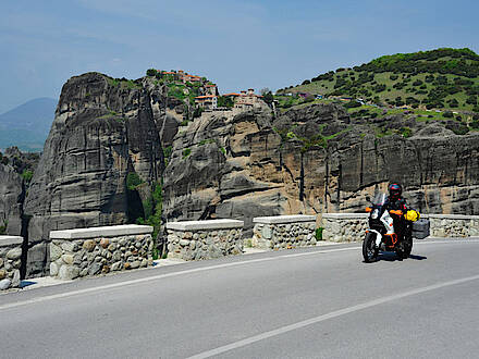 KTM 990 Adventure vor den Meteoraklöstern in Griechenland