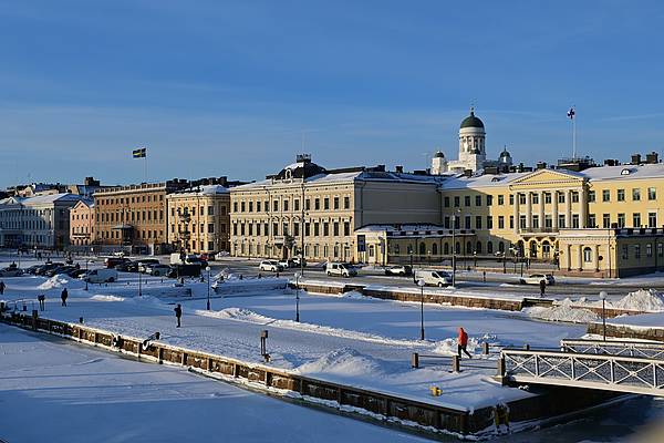 Der gefrorene Hafen von Helsinki in Finnland im Winter